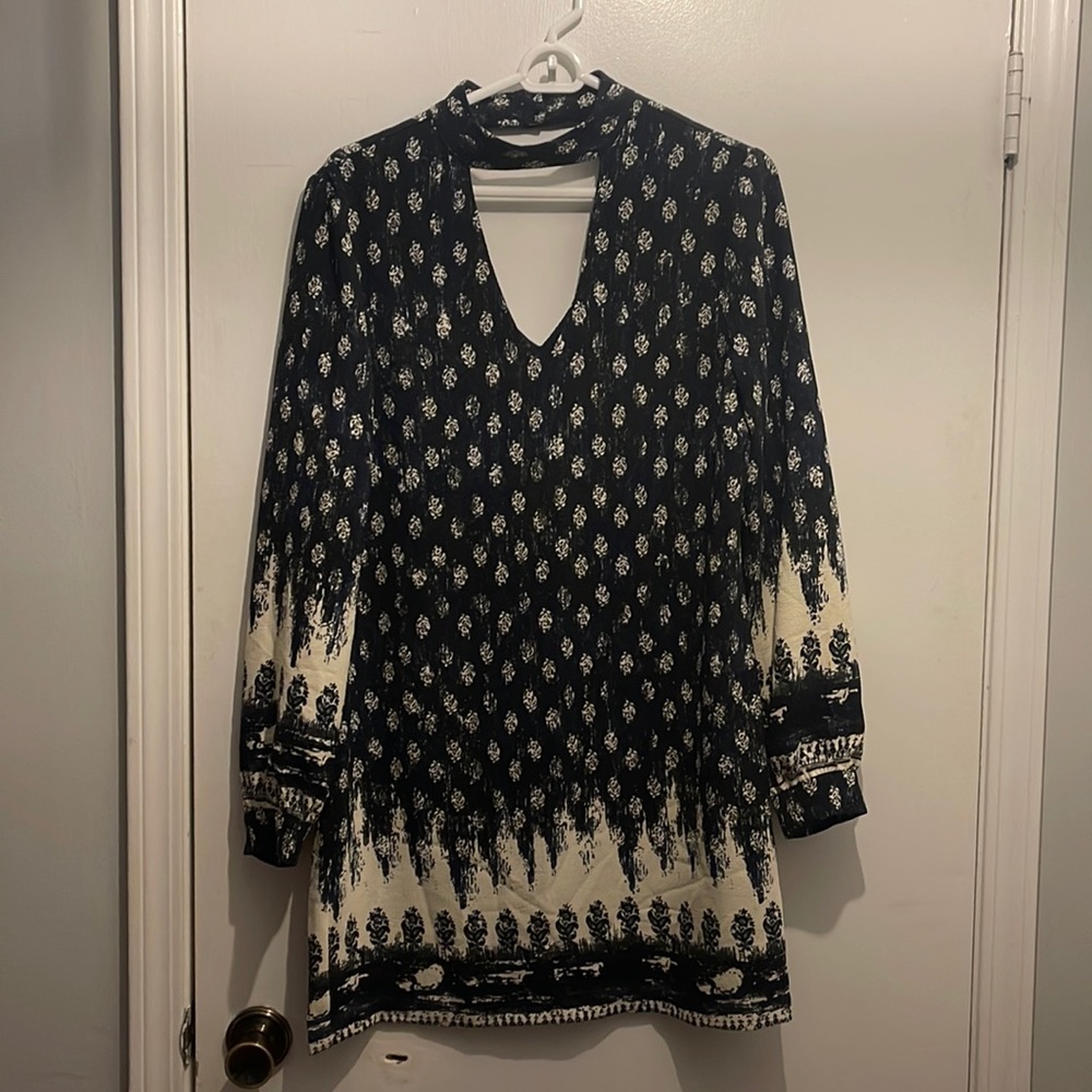 Wayf Long sleeve dress with keyhole front. Navy and cream print. Never worn.